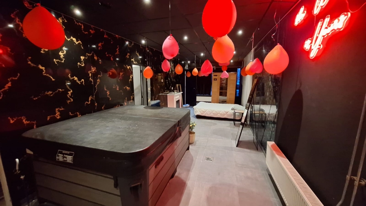 Drie sekshuizen gesloten